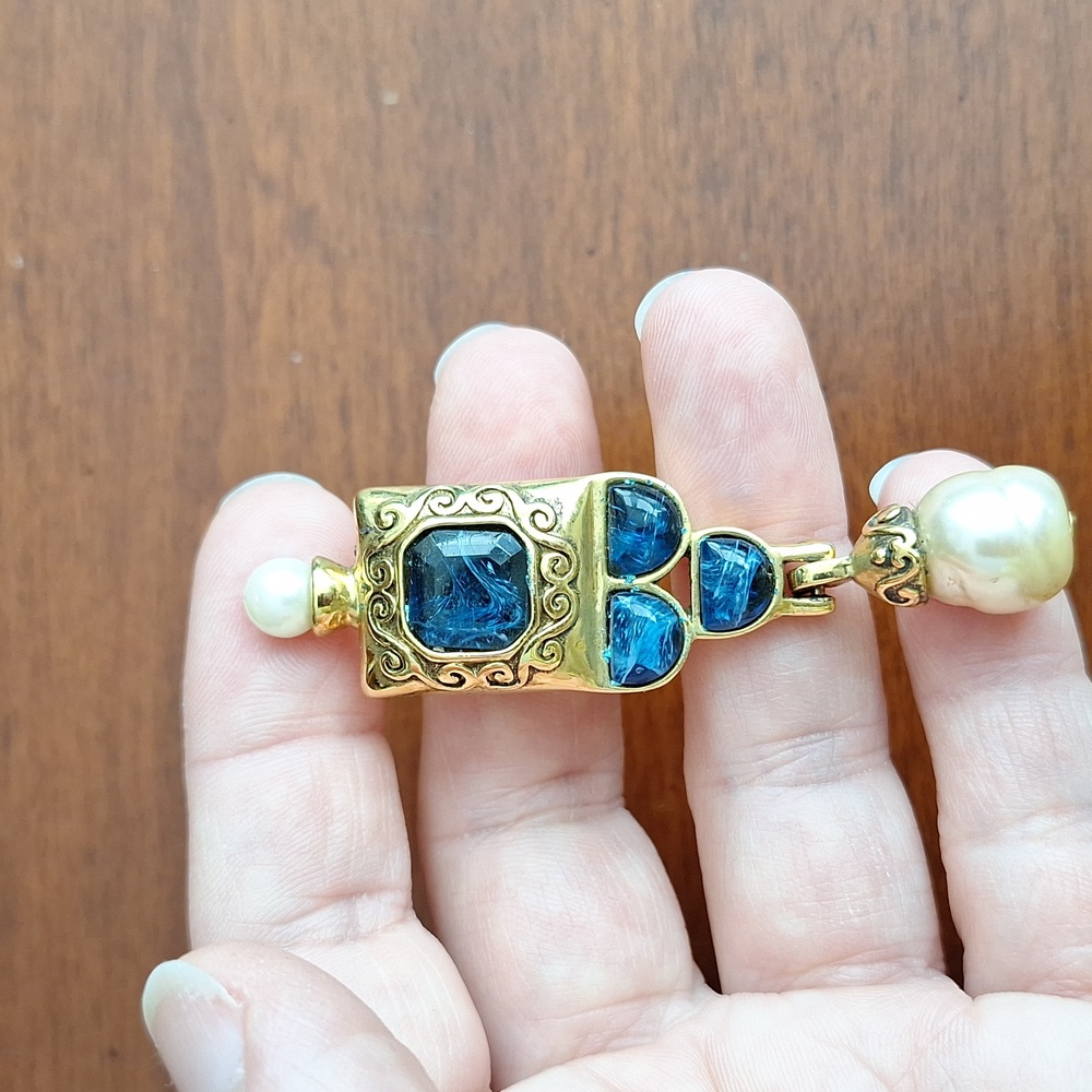Vintage Clip Gold Tone faux Pearl And Faux Blue Stone On Earrings - Picture 2 of 3